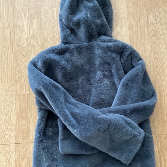 Abercrombie & Fitch Cozy Faux Fur Jacket with Hood - Picture 6 of 9